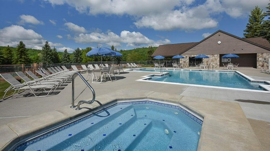 Sport & Beauty 4, Seven Springs Sunridge 3 BR Condo, Sleeps 10! by RedAwning, Somerset