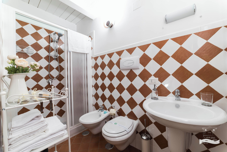 Bathroom 4, Palazzo Carrano, Salerno