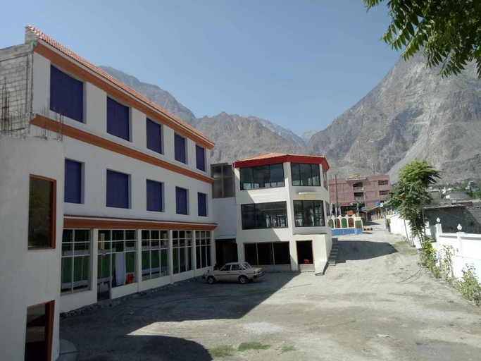Exterior & Views