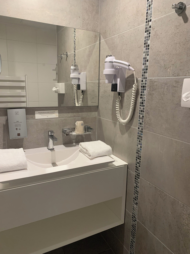 Bathroom 5, Logis Hotel Le Moulin De La Coudre, Yonne