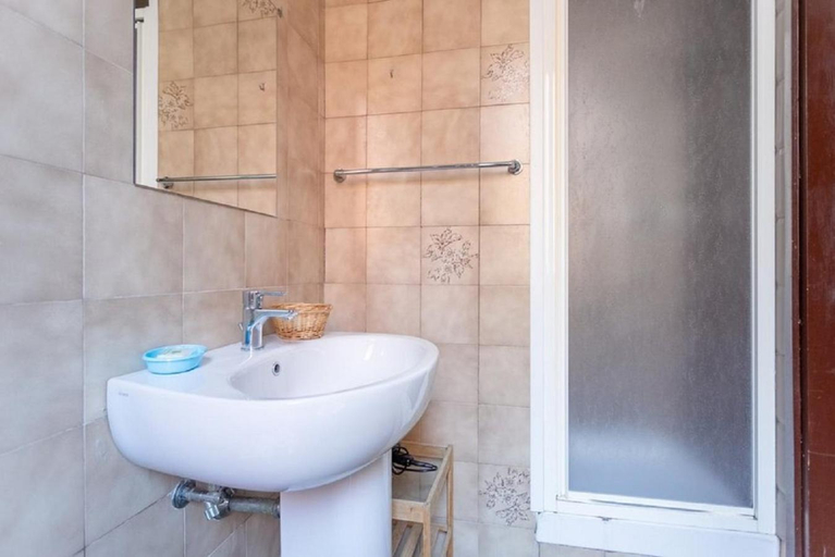 Bathroom 5, Vatican holiday Apartments 1 2, Rome
