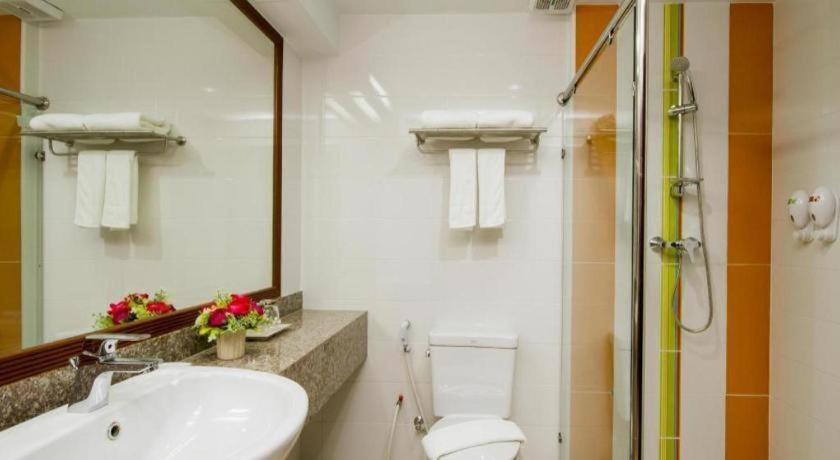 Bathroom 4, The Win Hotel, Pattaya