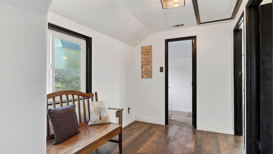 Interior 3, Emerald Overlook by Avantstay Hot Tub + Fire Pit + BBQ Deck Lake + Mtn Views, San Bernardino