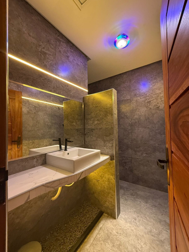 Bathroom 2, Hotel OMEGA, Oiapoque