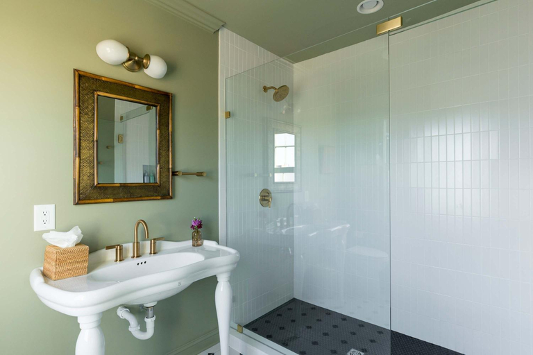 Bathroom 3, Bed&Breakfast Veranda King Suite - Walk to King, Charleston