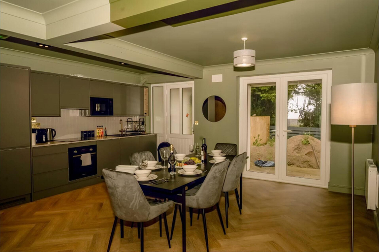 Private kitchen 2, 2 Bedroom Apartment Sleeps 3 - Garden - Pets, Cornwall