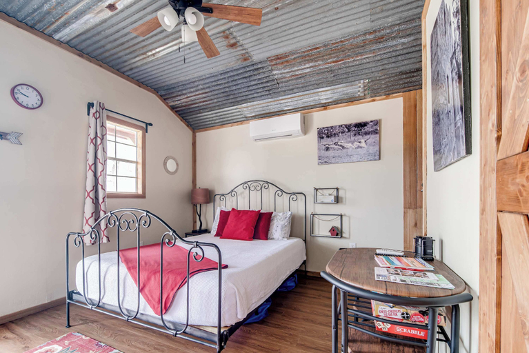Room 2, Hill Country Cabin 4, Comal