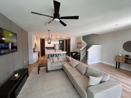 2, Loop, New Luxurious Large 3BR, Sleeps 9 + Parking, Collin