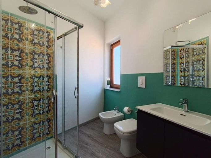 Bathroom 5, B&B A'KIAZZA, Palermo