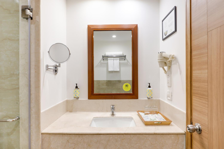 Bathroom 5, Lemon Tree Hotel, Sector 60, Gurugram, Gurgaon