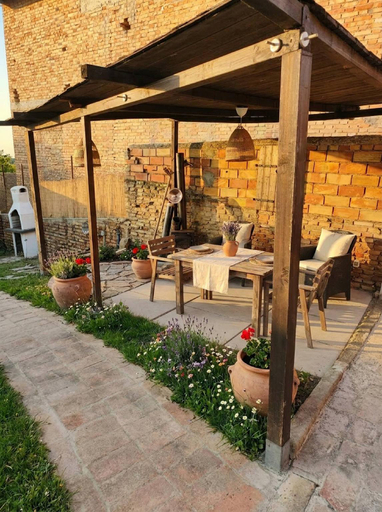 5, Charming 2-Floor Apartment with Vineyard Views in Morro dAlba, Ancona
