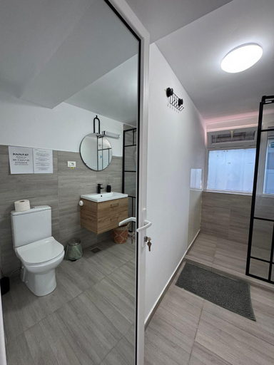 Bathroom 5, Born by the sea, Limanu