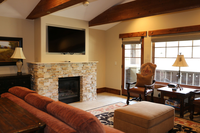 Living area 2, One Bedroom Two Queen Suite 1 Suite, Summit