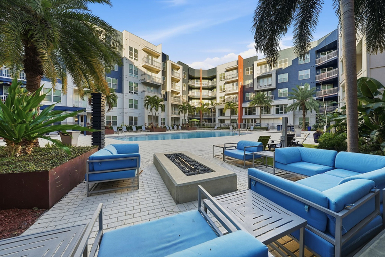 Room 2, Modern 2BR w Pool Pet-friendly Unit 22, Hillsborough