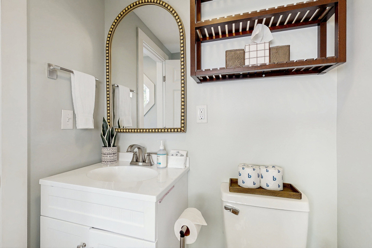 Bathroom 5, Charming Cottage With a Spacious Deck Overlooking the Megunticook River, Knox