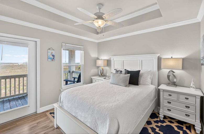 Room 2, Your 4 Bedroom Coastal Escape! Ocean Views and Pet Friendly!, Nueces