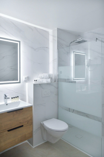 Bathroom 4, Logis Hôtel Les Comtes De Pardiac, Gers