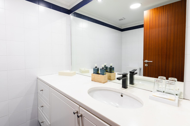 Bathroom 2, Deluxe Marina Apartment, Ponta Delgada