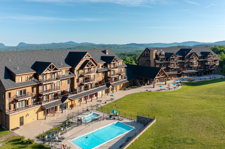 Exterior & Views 1, Burke Mountain Hotel, Caledonia