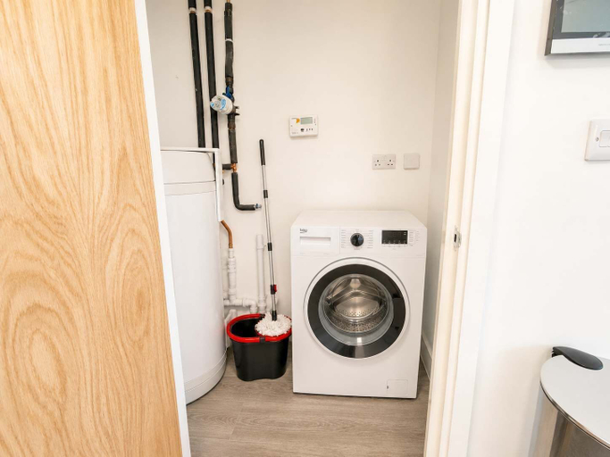 Room 5, Riverside Corner Duplex With Sun Drenched Balcony Sleeps 6 Monthly Stays, Manchester