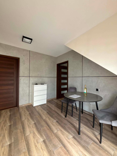 Others 4, Apartament Megalo, Puck