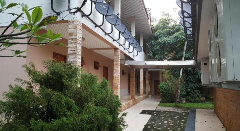 Exterior & Views