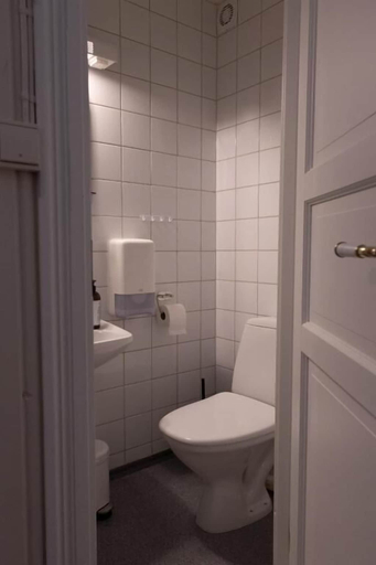 Bathroom 3, Heartbreak Hotel, Sel