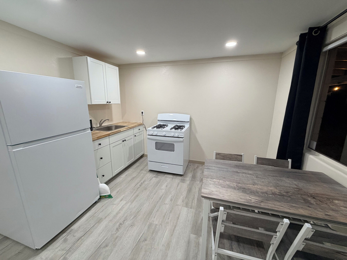 Private kitchen 4, Alpine Adventures Inn, Apache