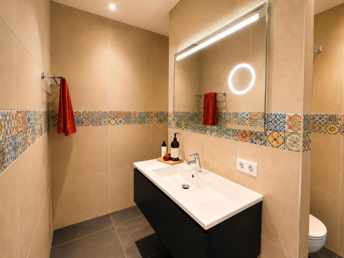 Bathroom 3, Appartement "Hartje Haamstede", Schouwen-Duiveland