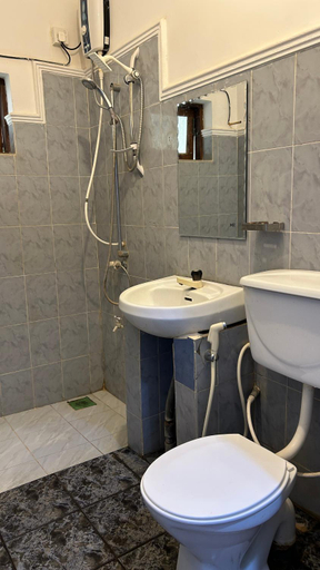 Bathroom 3, Eagles Wings Guest House, Palugaswewa