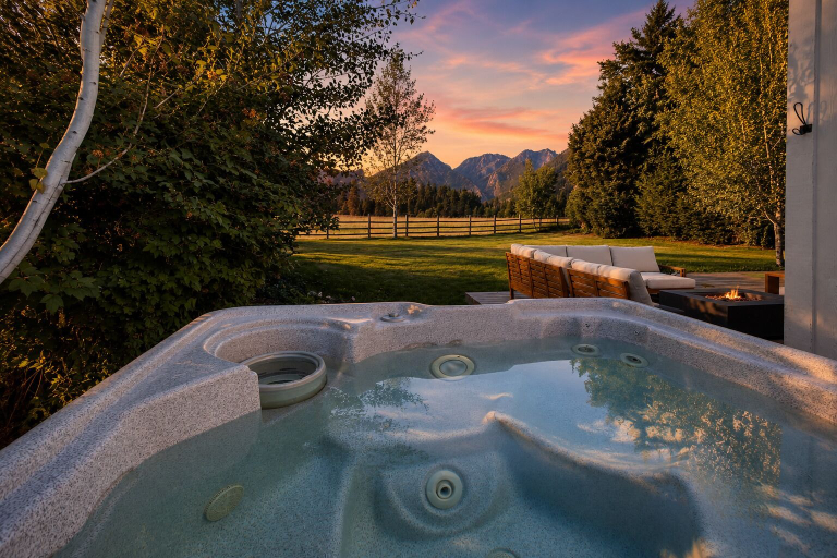 Outdoor spa tub 4, Icicle Haus 4 Bedroom Home, Chelan