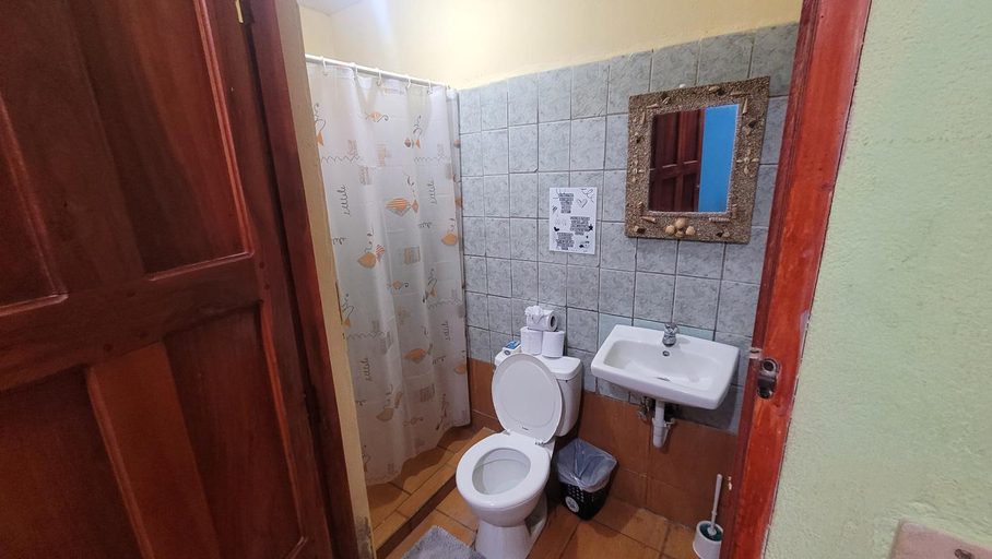 Bathroom 4, Chill Garrobo, Tola
