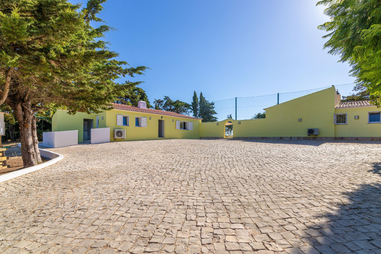 3, Villa Dean: Private Pool | For Families | AC & WI-, Lagos