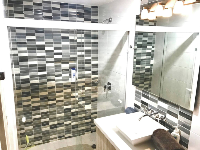 Bathroom shower, Beautiful Apartment With Pool, gym and Beach Just 80 Meters Walk, Fully Equipped, Manzanillo
