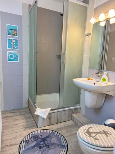 Bathroom 3, Marinas Rewa, Puck