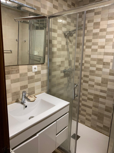 Bathroom 2, Joe's House, Ourém