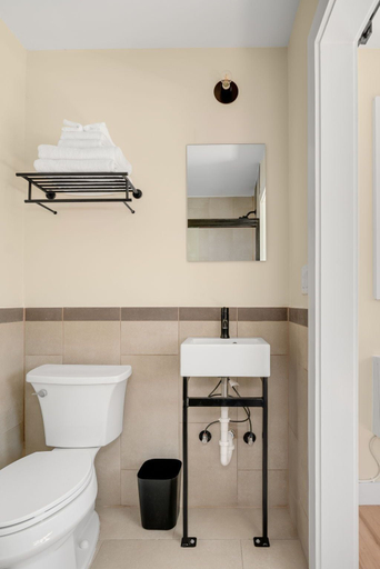 Bathroom 3, Central Block Motel, Deschutes