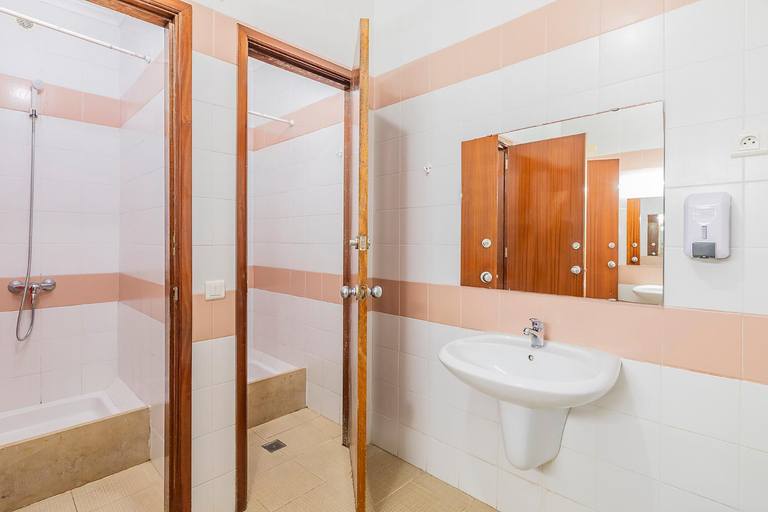 Bathroom 4, HI Areia Branca - Pousada de Juventude, Lourinhã