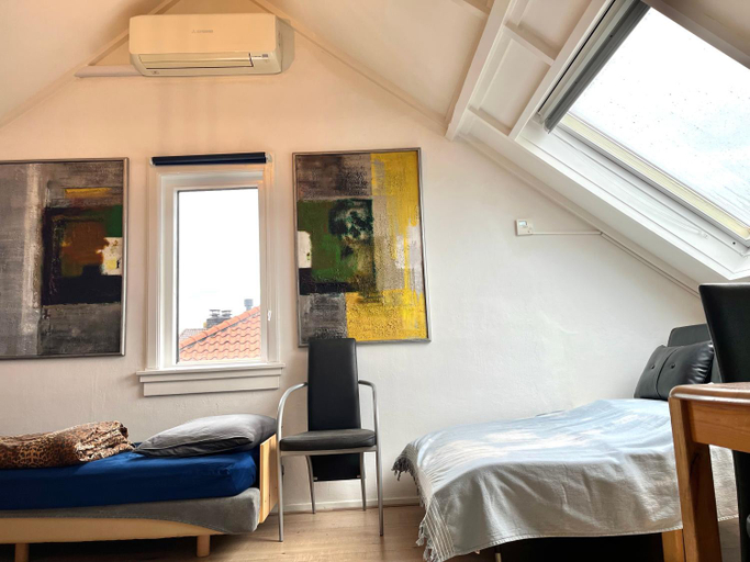 Bedroom 4, Zolderstudio dichtbij Goffert met eigen badkamer en WC, eigen keuken, eigen ingang, Nijmegen