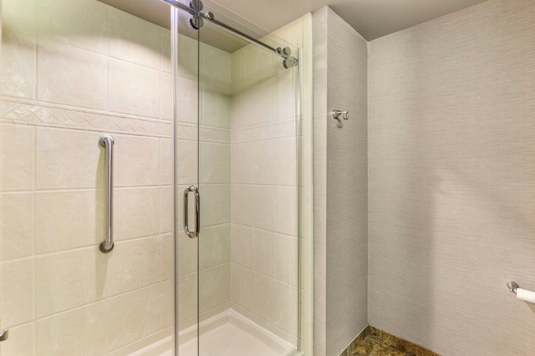 Bathroom 4, Legend Hotel Minot, Ward