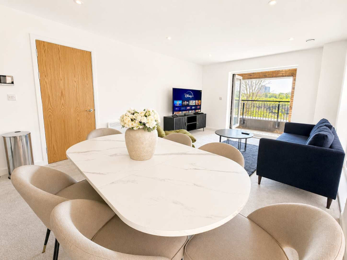 Room 4, Riverside Corner Duplex With Sun Drenched Balcony Sleeps 6 Monthly Stays, Manchester