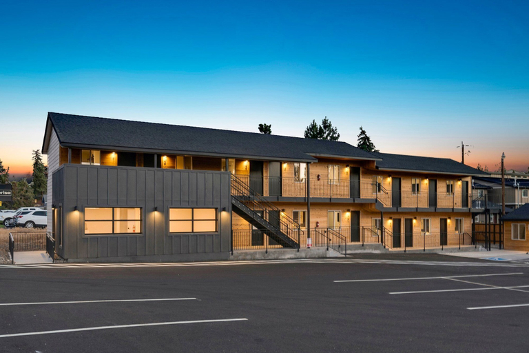 Others 3, Central Block Motel, Deschutes