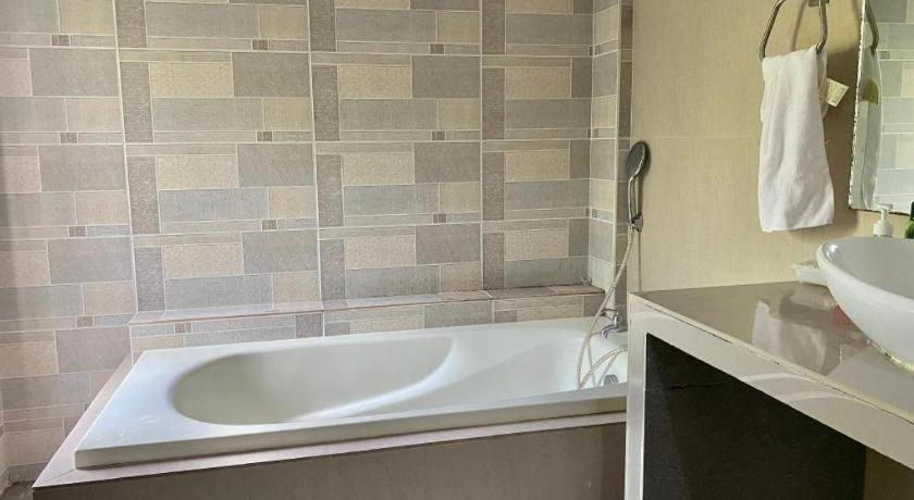 Bathroom, Milani's Bed & Breakfast, Indang