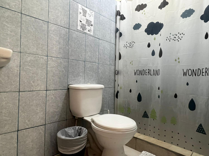 Bathroom 5, Chill Garrobo, Tola