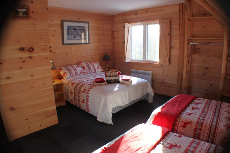 Bedroom 2, B&B Le Chalet Bois de Coeur, Matawinie