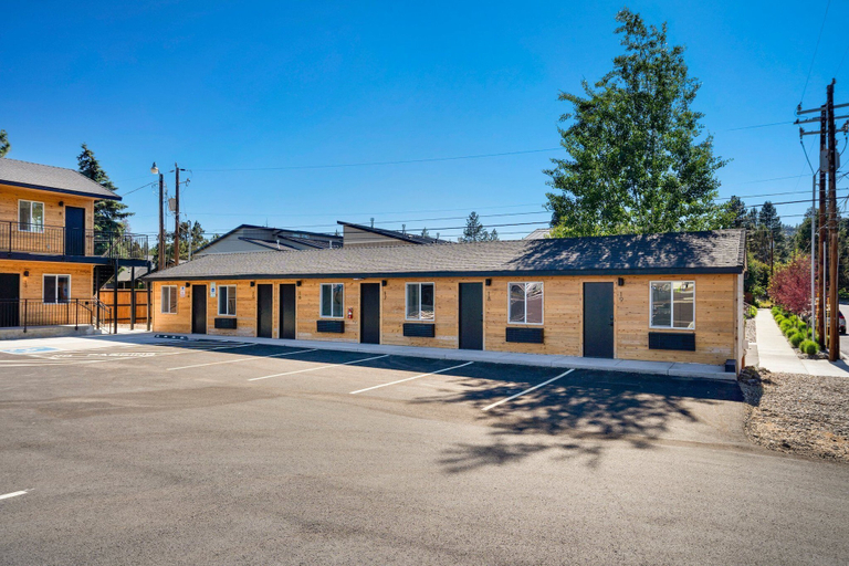 Others 4, Central Block Motel, Deschutes