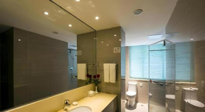 Bathroom 4, Quanzhou Overseas Chinese Hotel, Quanzhou
