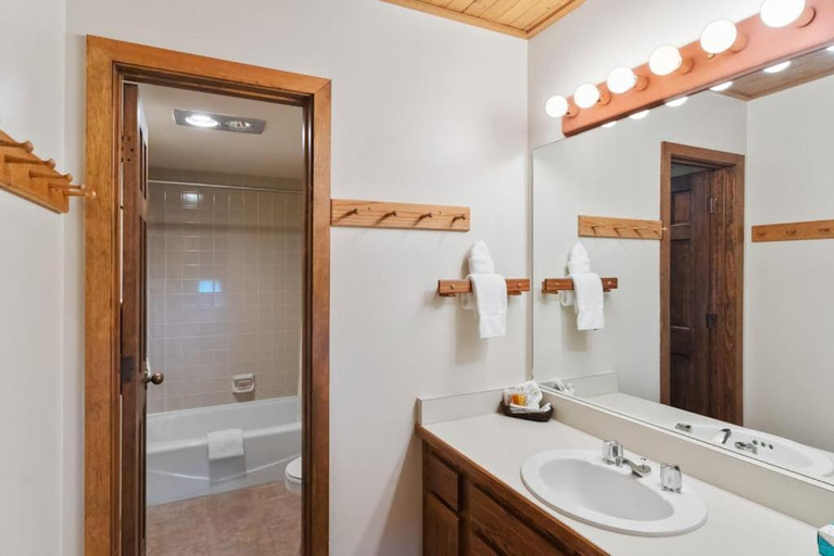 Bathroom, Dulany 104, Routt