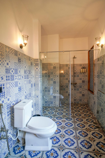 Bathroom 5, Blue Book at Gethia, Nainital