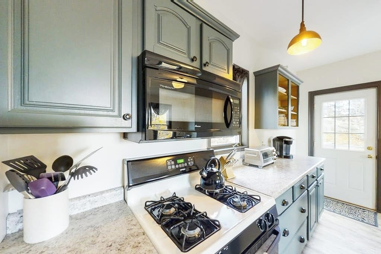 Private kitchen 4, Newly Renovated Haven w/ Deck, Walk to Shops, Dining & Marina, Pet Friendly, Lincoln